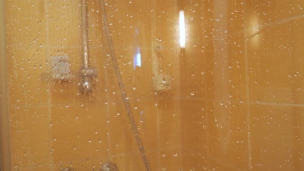 Sprchová kabina. kapky vody na zamlžené sprchové dveře — Stock video