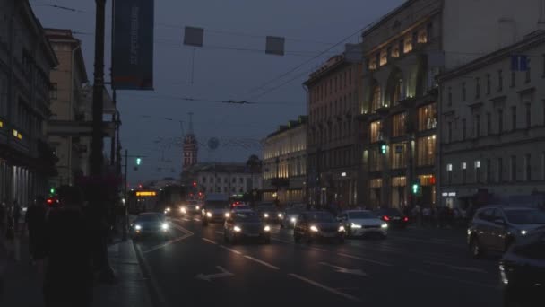 Rusland. Sint-Petersburg Juli 2021. avond nevsky prospect. Verkeer op de laan in de witte nachten — Stockvideo