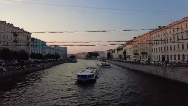 СЕНТ-ПЕТЕРСБУРГ, РОССИЯ ИЮНЬ 2021: Белые ночи над Невой. канал в Санкт-Петербурге — стоковое видео