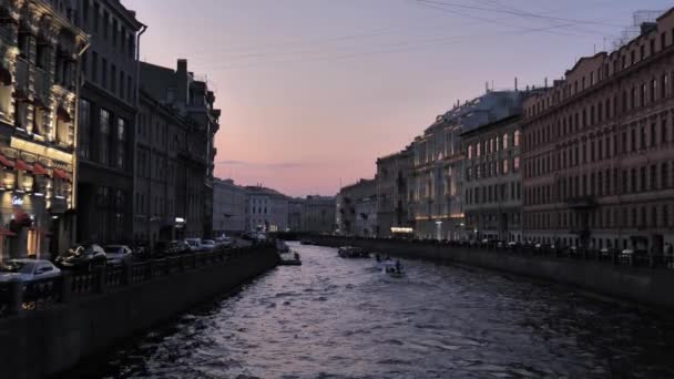 ST. PETERSBURG, RUSIA - JULIO 2021. noches blancas sobre el neva. canal en San Petersburgo — Vídeos de Stock
