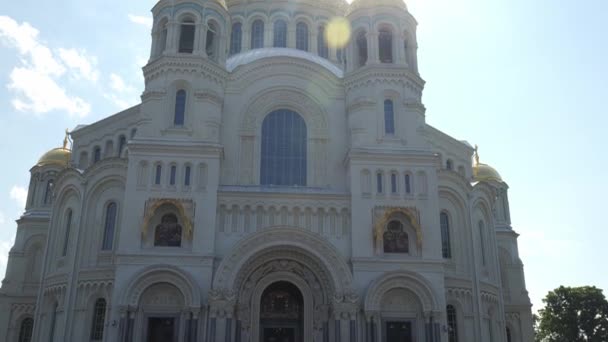 ST PETERSBURG, RUSSIE - JUILLET 2021 Belle cathédrale Nikolskiy Navy à Cronstadt — Video