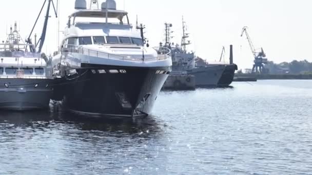 ST. PETERSBURG, RUSSIA - JULY 2021. Russian military base in Kronstadt. Warships at the pier — Stock Video