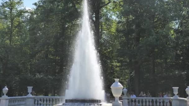 PETERSBURG, RUSIA-JULIO 2021. Pirámide de la fuente en peterhof primer plano — Vídeo de stock