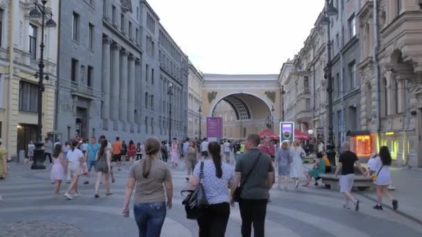 Russia. San Pietroburgo luglio 2021. prospettiva nevsky sera. Traffico di esseri umani sul viale in estate nelle notti bianche — Video Stock