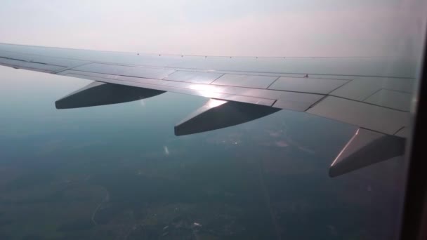 Ala de avión en vuelo. vista desde la ventana del avión — Vídeo de stock