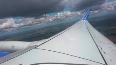 Beyaz Rusya. Minsk Eylül 2021. Uçak kalkıyor. Uçak kanadı uçuyor. Uçak penceresinden görüntü