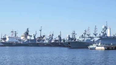 Aziz Pettersburg, Rusya - Temmuz 2021. Kronstadt 'taki Rus askeri üssü. İskelede savaş gemileri