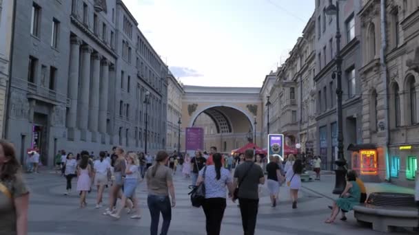 俄罗斯。2021年7月20日，圣彼得堡。夏天白夜大街上的人流 — 图库视频影像