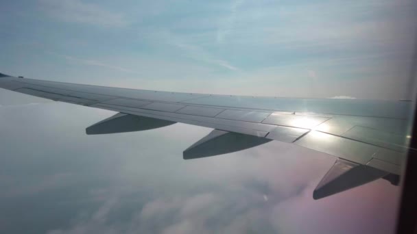Ala dell'aereo in volo. vista dal finestrino dell'aereo — Video Stock