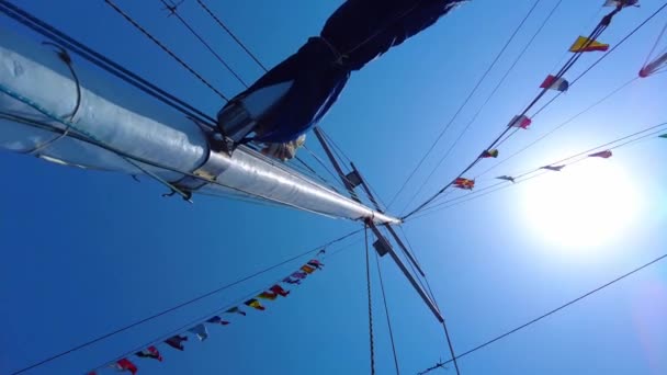 Masten på ett segelfartyg mot den blå himlen — Stockvideo
