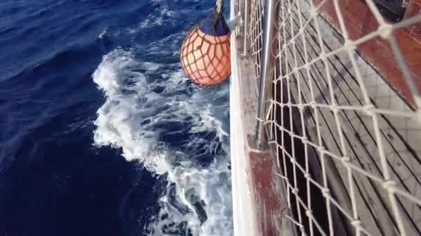 Popa del barco en el mar. la vista del barco cortando las olas del mar — Vídeos de Stock