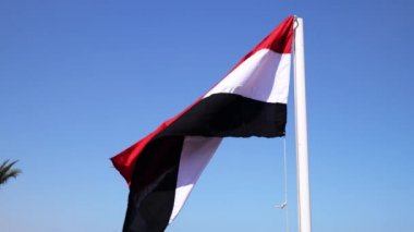 Mavi arka planda gerçek eski Mısır bayrağı