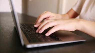 İçerde dizüstü bilgisayarda yazan bir kadın. İş, öğrenim, serbest çalışma ya da internet iletişimi kavramı. İş, eğitim ve yaşam tarzı temaları için uygundur.