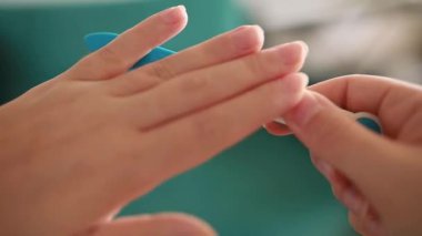 Kadın eller hamilelik testi tutarken yavaşça beliriyor. Duyguların, beklemenin ve belirsizliğin sembolü..