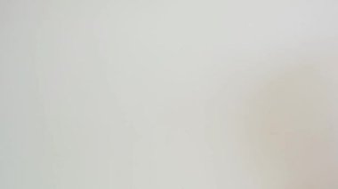 Kadın eli, beyaz arka planda izole edilmiş iki parmak hareketi gösteriyor. En az stüdyo sahnesinde parmakları olan iki numaralı insan eli. Yüksek kaliteli FullHD görüntüler