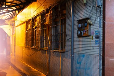 Gece dar bir sokak Parlak ışıklarla dolu