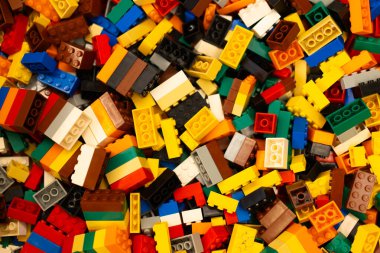 Çocukların hayal gücünü canlandıran çok renkli bir yapboz parçası..