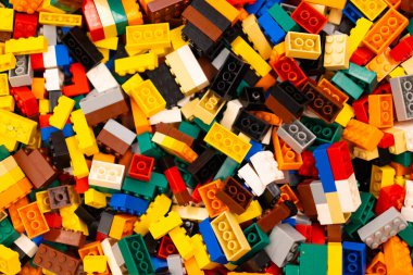 Çocukların hayal gücünü canlandıran çok renkli bir yapboz parçası..