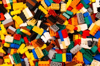 Çocukların hayal gücünü canlandıran çok renkli bir yapboz parçası..