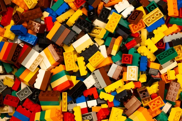 Çocukların hayal gücünü canlandıran çok renkli bir yapboz parçası..