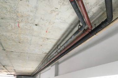 Çimento duvar eski boru hattı