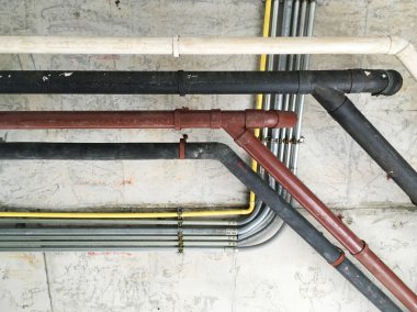 Çimento duvar eski boru hattı