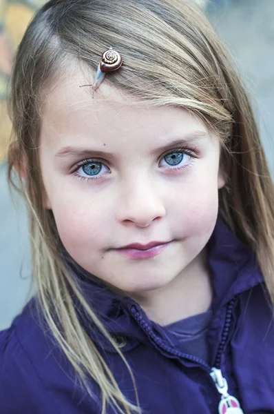 Salyangoz yüzündeki küçük kızla — Stok fotoğraf