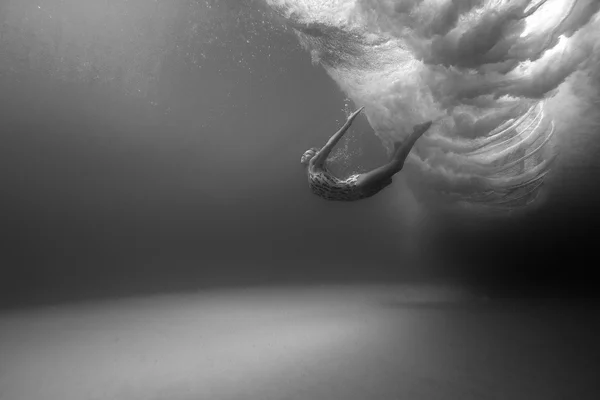 Γυναίκα που κολυμπούσαν υποβρύχια — Φωτογραφία Αρχείου