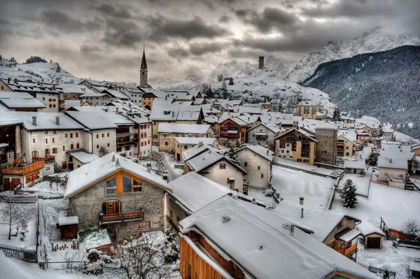 Byn av Ardez vintertid — Stockfoto