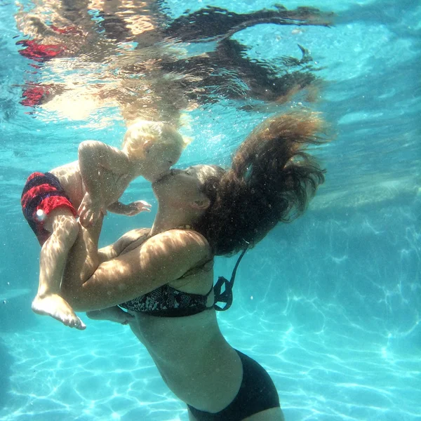 Matka dítěte líbání pod vodou — Stock fotografie