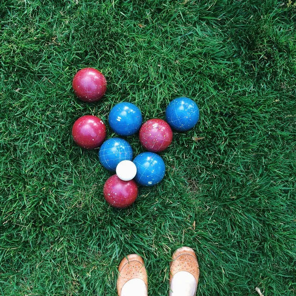 Bocce bolas na grama com sapatos femininos — Fotografia de Stock
