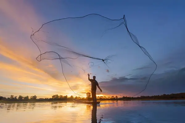 Silueta Pescador Lanzando Una Red Pesca Río Tailandia — Foto de Stock