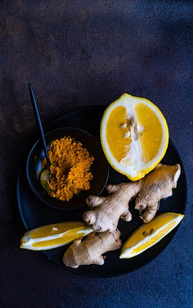 Zitrone Und Ingwer Mit Knoblauch Auf Dunklem Hintergrund — Stockfoto