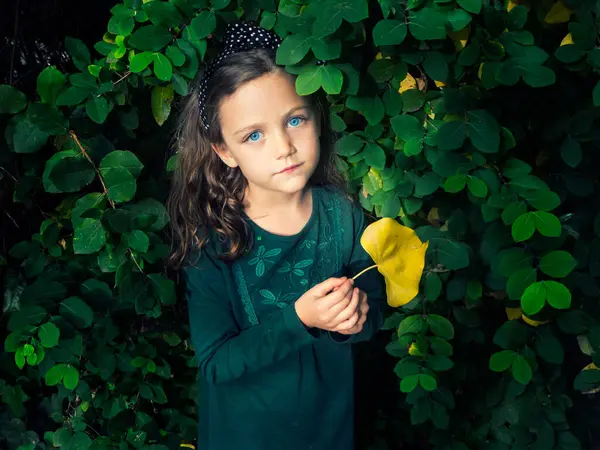 Girl Standing Bush Holding Leaf Italy — Stock Photo, Image