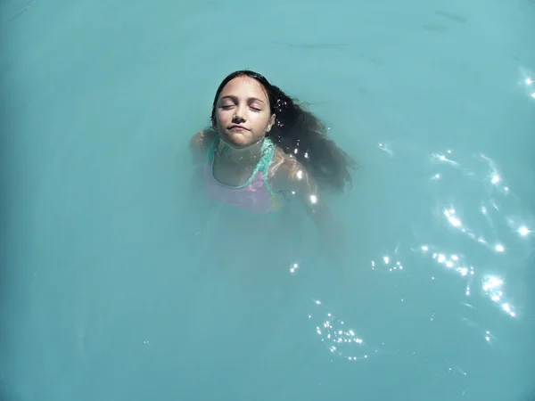 意大利拉齐奥Bagni Tivoli的女孩在温泉中游泳 — 图库照片