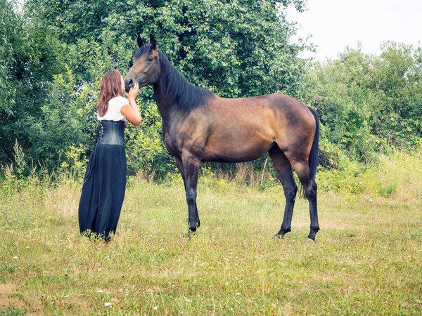 Vrouw Die Een Veld Staat Een Paard Kust Polen — Stockfoto