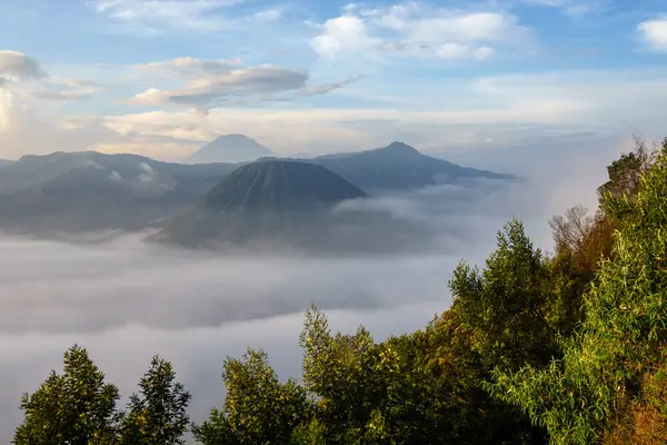 Mount Bromo Skrz Mraky East Java Indonésie — Stock fotografie