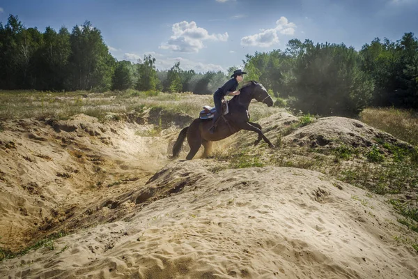 Mann Reitet Auf Einem Pferd Ländlicher Landschaft Polen — Stockfoto