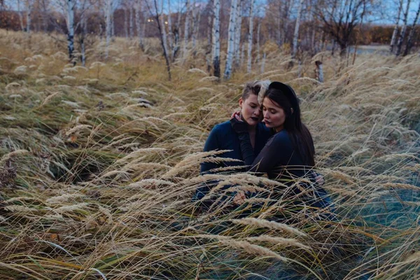 Portrét Dvou Žen Objímající Lese Rusko — Stock fotografie