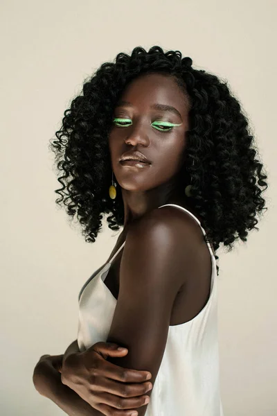 Retrato Uma Bela Menina Africana Com Verde Compõem Olhando Por — Fotografia de Stock