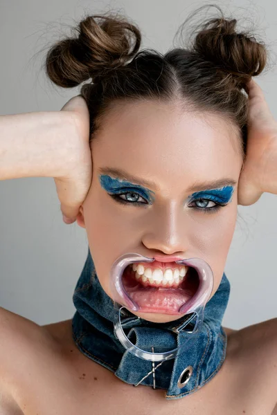 Портрет Женщины Зубным Расширителем Рта Закрывающим Уши — стоковое фото