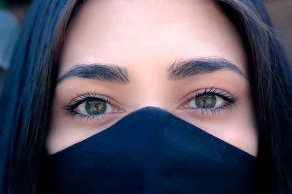 Retrato Uma Mulher Bonita Usando Uma Máscara Facial — Fotografia de Stock