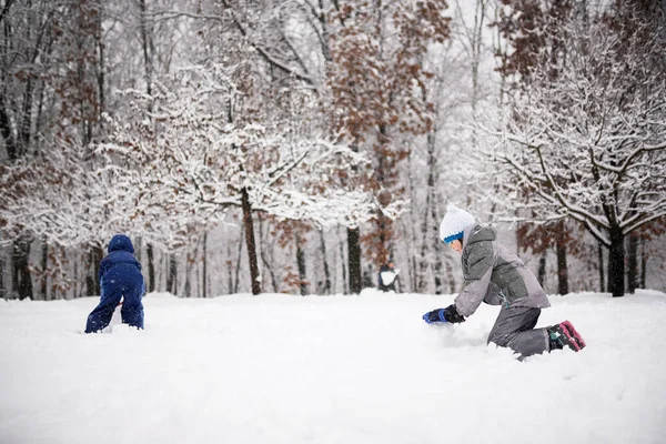 Two Children Rolling Snow Make Snowman Usa — Stock Photo, Image