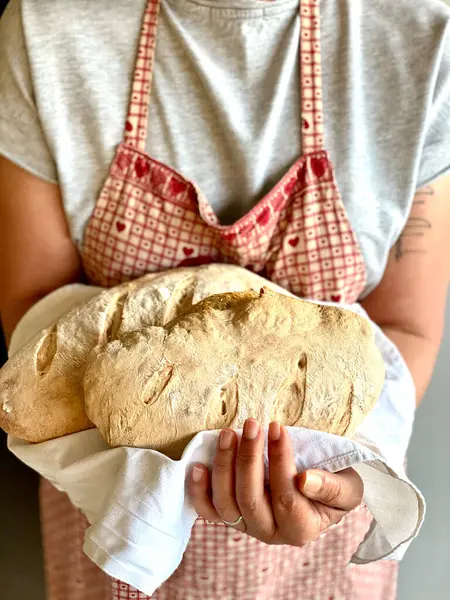 Frau Hält Frisch Gebackenes Brot Der Hand — Stockfoto