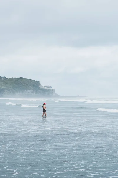 Woman Standing Ocean Surf Mangawhai Heads Northland North Island New — Stock Photo, Image