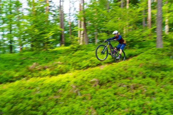 Hombre Montando Una Bicicleta Montaña Sendero Bosque Klagenfurt Austria — Foto de Stock