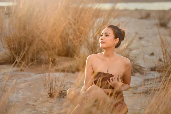 Mulher Bonita Sentada Praia Tailândia — Fotografia de Stock