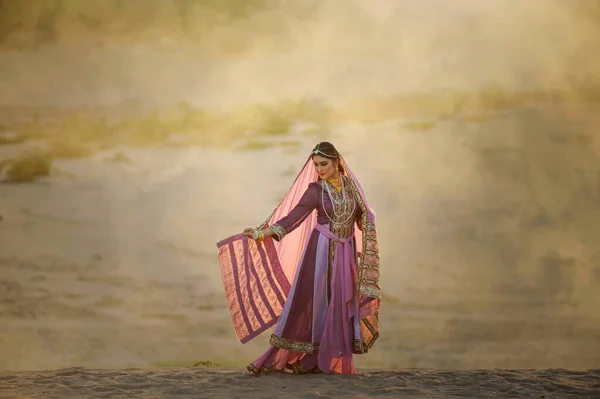 Retrato Uma Mulher Bonita Vestindo Roupas Tradicionais Oriente Médio — Fotografia de Stock