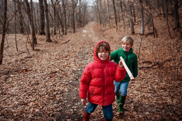 Zwei Glückliche Jungen Wandern Durch Den Wald Usa — Stockfoto