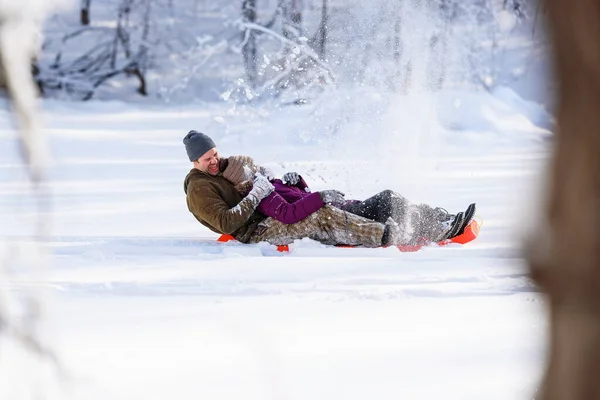 Homme Femme Traîneau Sur Une Colline Dans Neige Usa — Photo